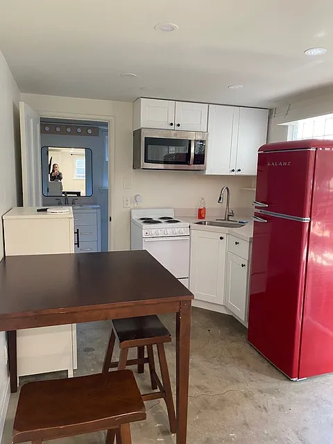 Studio, 190 sqft, $2,300 — Photo 2