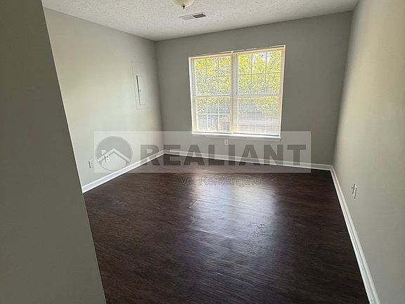 3rd image of 118 Maple Leaf Ln
