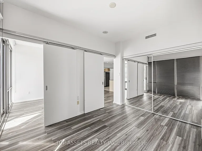 37 Grosvenor St #2109 — Photo 16