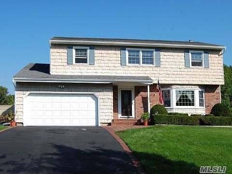 1st image of 3 Lyon Cres