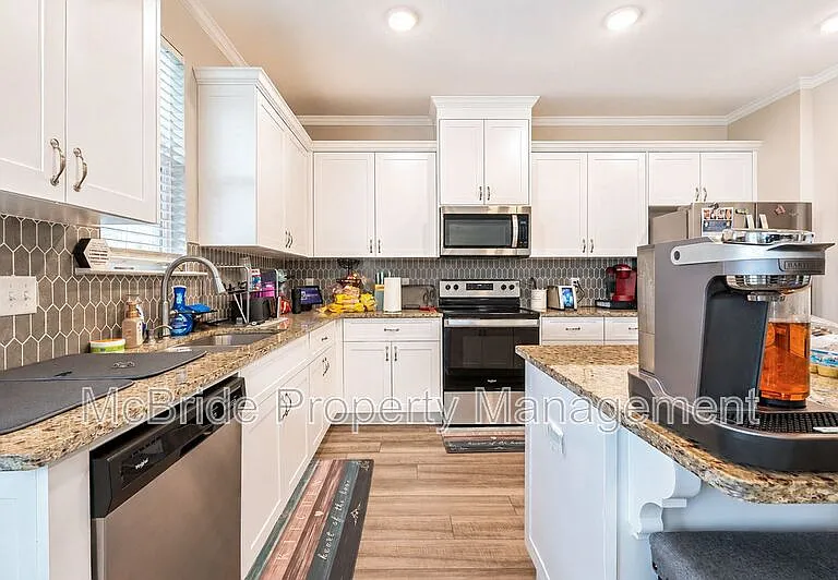 560 Hampton Dr — Photo 9