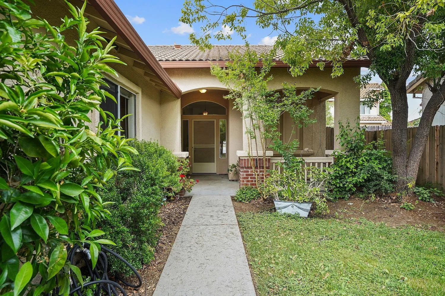 8179 Kingsbridge Dr photo 1