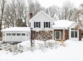 34 Bending Oak Dr, Pittsford, NY 14534