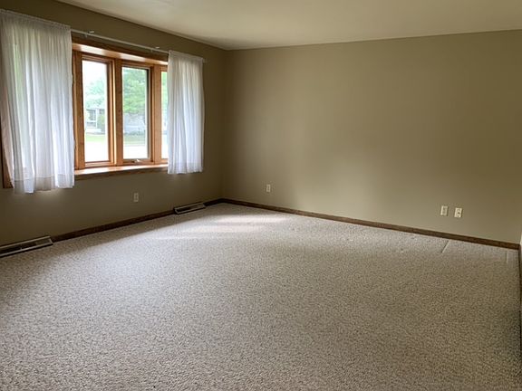 2nd image of 1221 Meadowview Dr