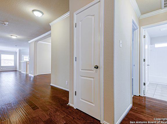 4th image of 215 Rock Springs Dr