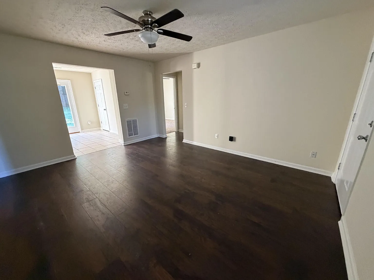 3 bed, 2.0 bath, 1196 sqft, $1,540 — Photo 3