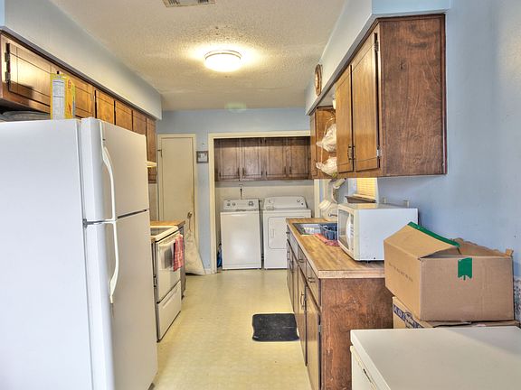 4th image of 306 Mary Dr