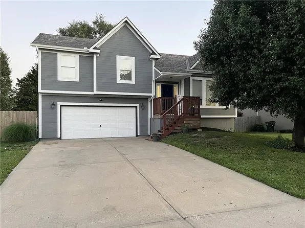 961 E Oak Crest Dr, Gardner, KS 66030