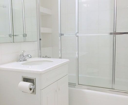 5th image of 200 E 71st St APT 12E