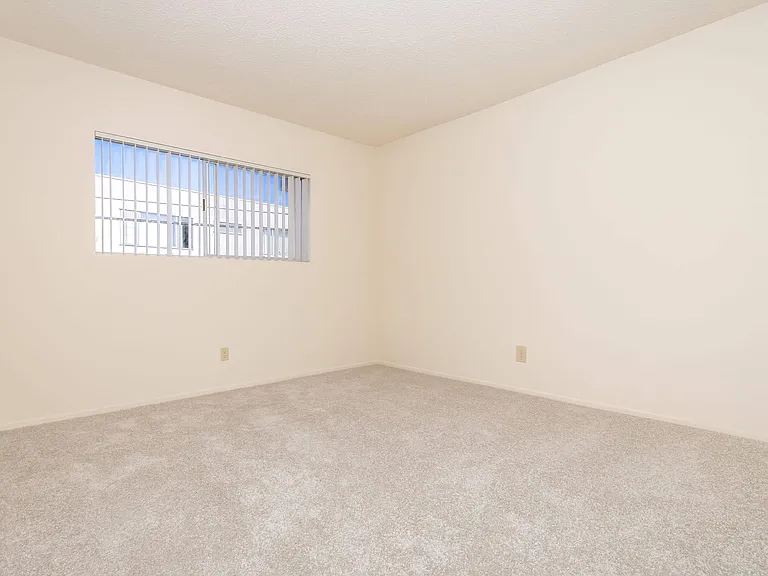 Ocean West Apartments — Photo 37