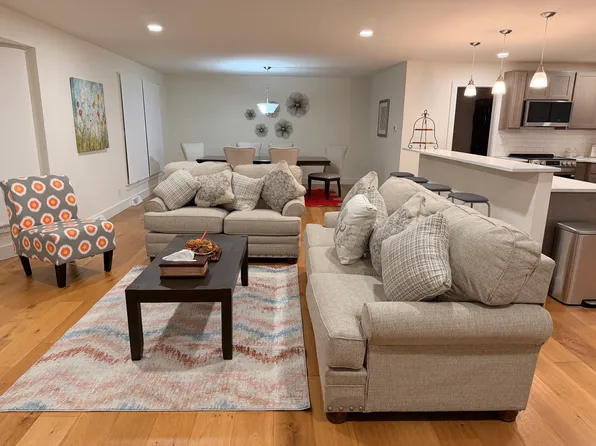 745 Hawthorne Dr, Bloomfield Hills, MI 48304