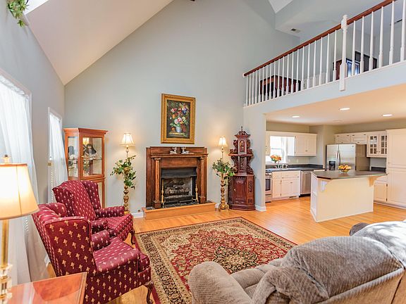 4th image of 40 Faircrest Dr