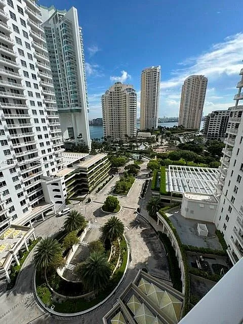 Courvoisier Courts Condo — Photo 1