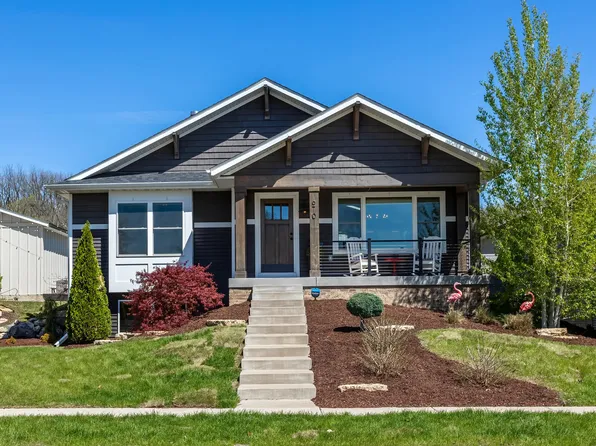 670 Holmes St, Bettendorf, IA 52722