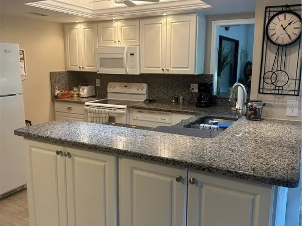 5770 Trailwinds Dr APT 211, Fort Myers, FL 33907