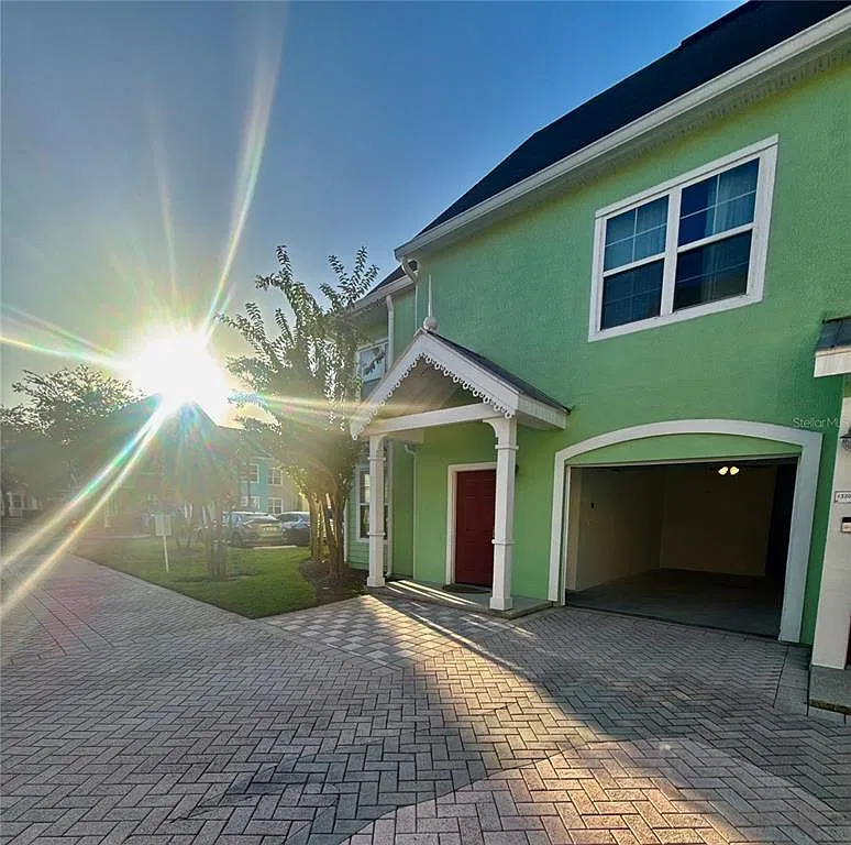 1 bed, 1.0 bath, 942 sqft, $1,550 — Photo 3
