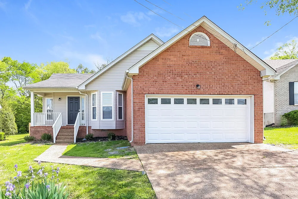 3 bed, 2.0 bath, 1354 sqft, $2,370 — Photo 1