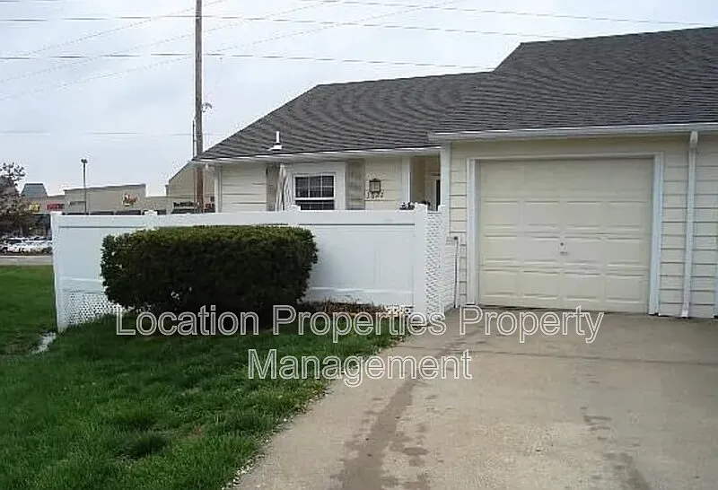 2 bed, 1.0 bath, 800 sqft, $1,295 — Photo 2