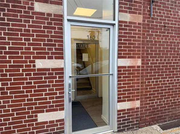 162 2nd St APT 4, Mineola, NY 11501