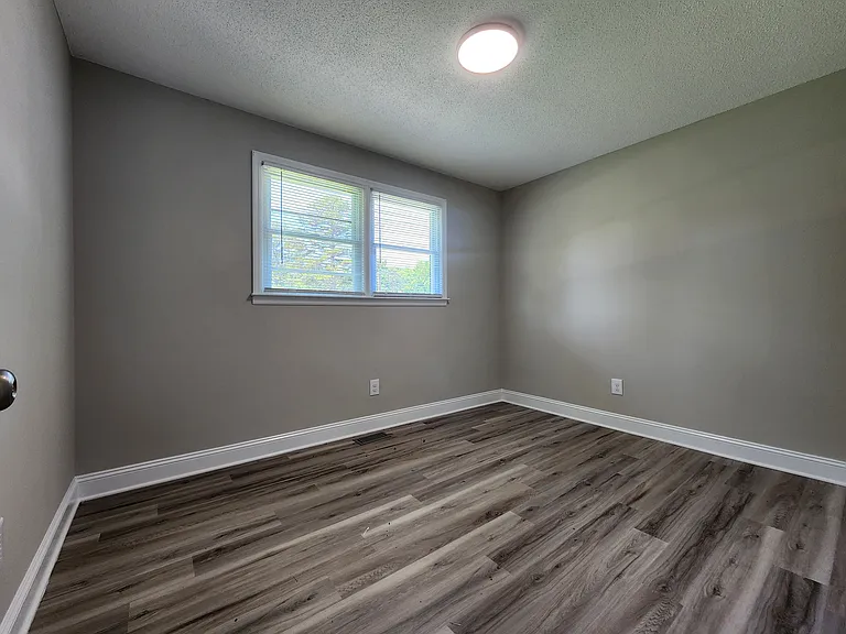 445 Summerland Dr — Photo 9