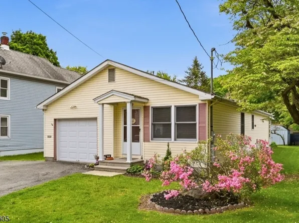 15 Orchard St, Bloomingdale Boro, NJ 07403