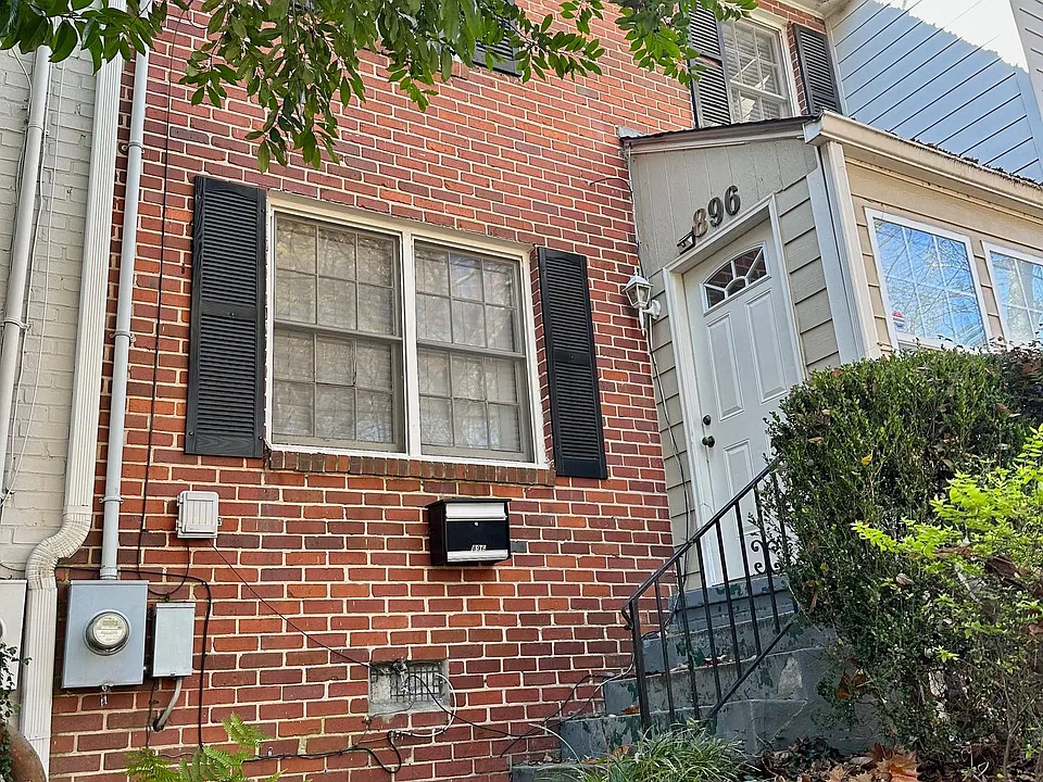 896 Argonne Ave NE