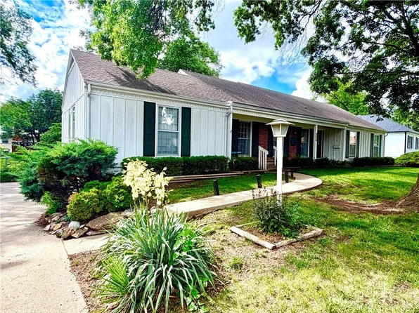 9516 Buena Vista St, Overland Park, KS 66207