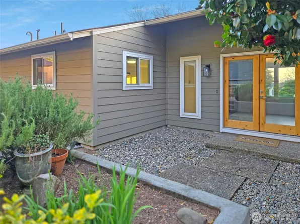 8305 NW Fruit Valley Road, Vancouver, WA 98665