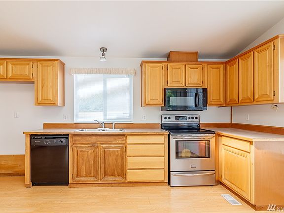 5th image of 2494 5th St NE