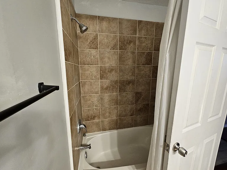 ensuite bathroom tub.