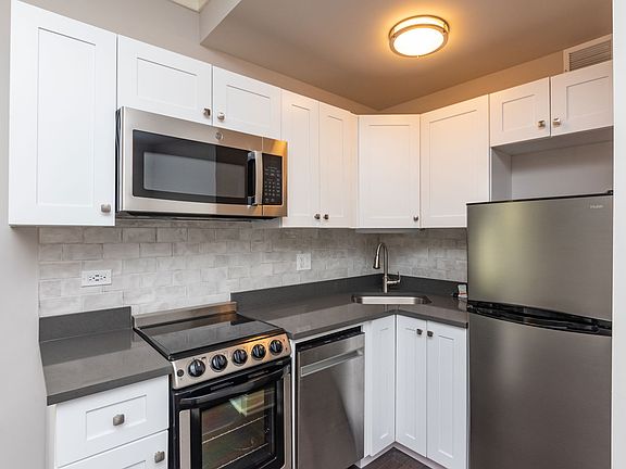 3rd image of 640 W Wrightwood Ave APT 210