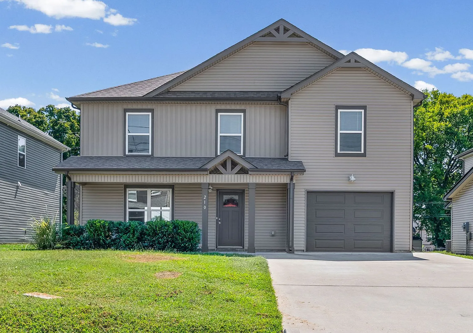 Pet Friendly 4 Bedroom — Photo 1