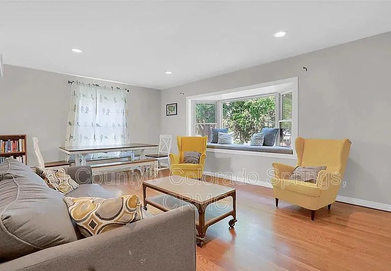 723 N Logan Ave — Photo 3