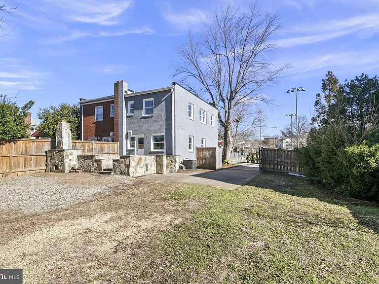 1936 N Dinwiddie St — Photo 21