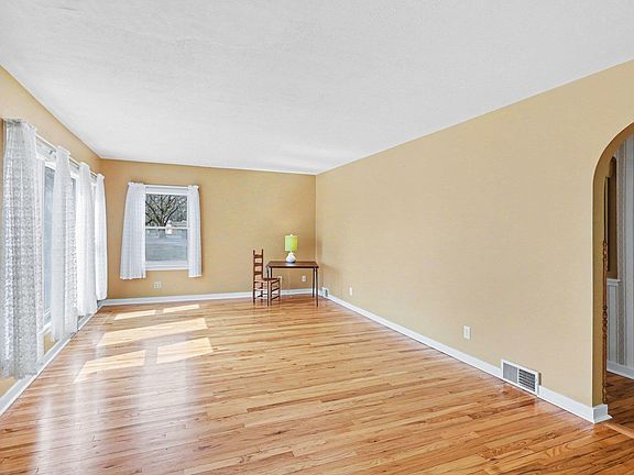 4th image of 137 Fox Dr
