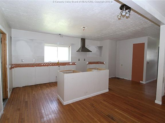 3rd image of 323 Campbells Creek Dr