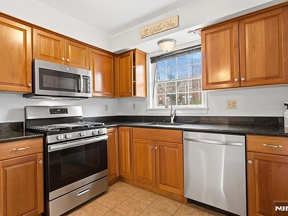 4th image of 179 Roseland Ave