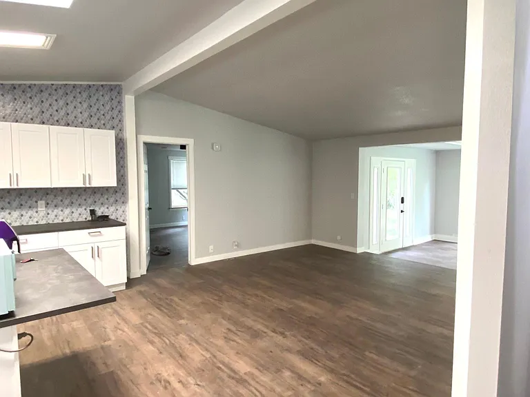 690 S Park Ave — Photo 16