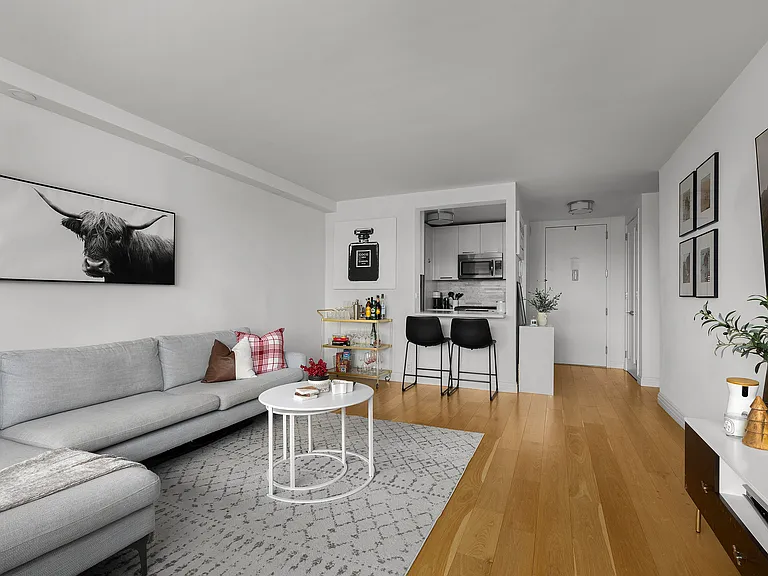 200 E 94th St #2112 — Photo 2
