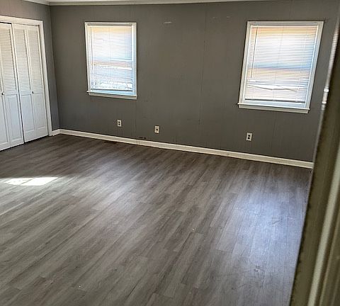 5th image of 202 Caswell St
