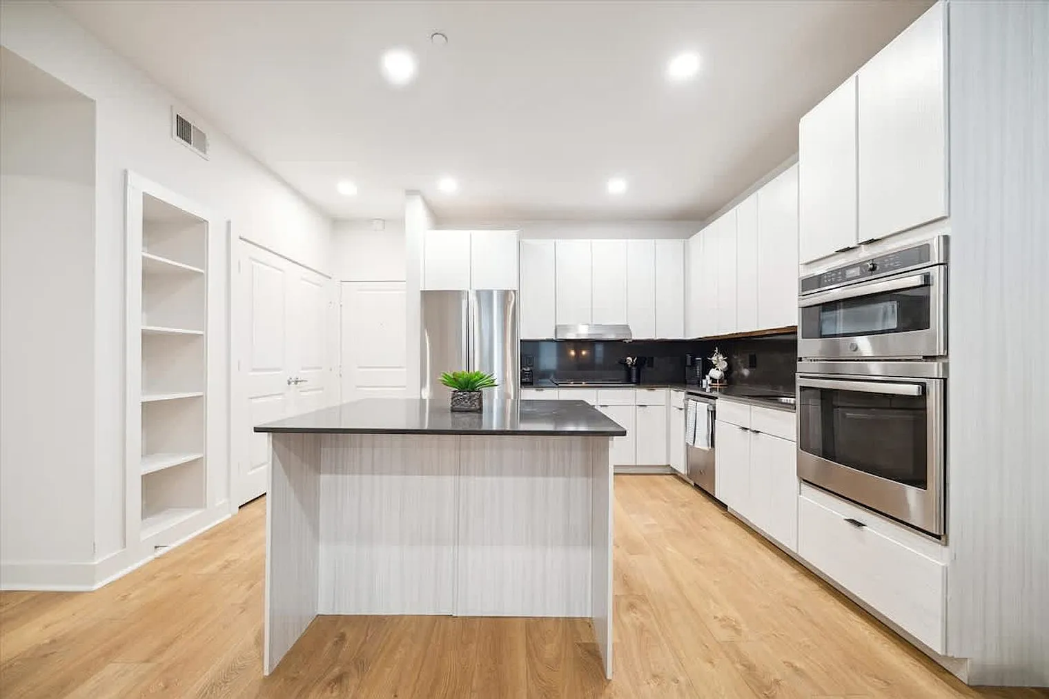 1 bed, 1.0 bath, 742 sqft, $4,140 — Photo 3