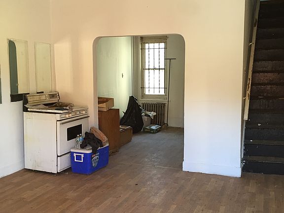 3rd image of 3010 Jasper St