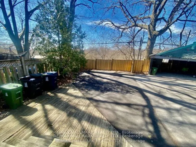 228 Gainsborough Rd — Photo 16