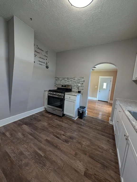 1032 S Waugh St — Photo 2