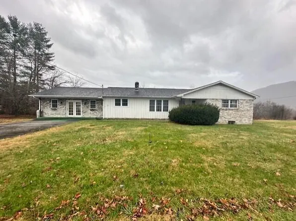 27 Royal St, Peterstown, WV 24963