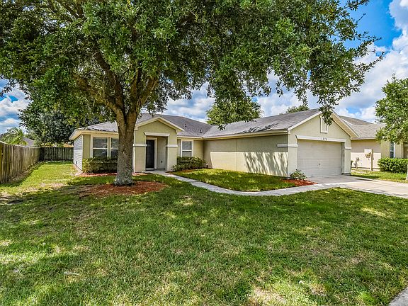 2nd image of 1379 Summit Oaks Dr E