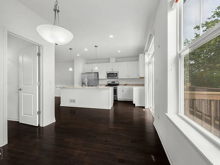 821 W Chase Ln — Photo 12