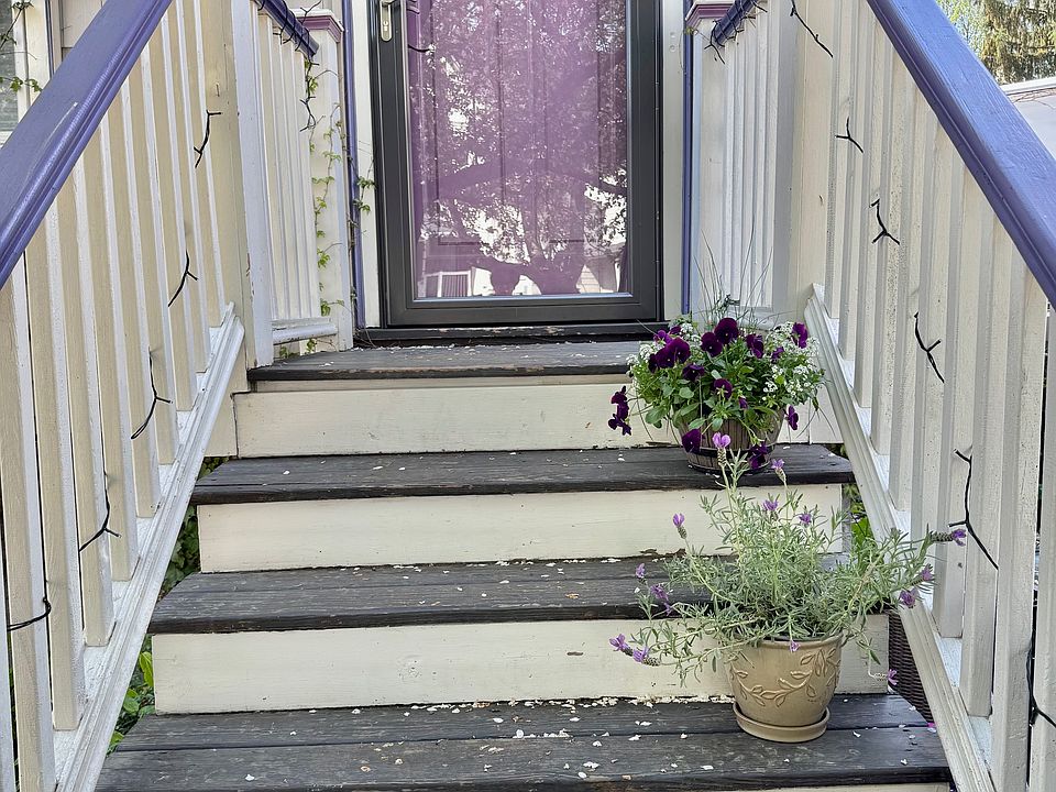 Entryway, private entrance.