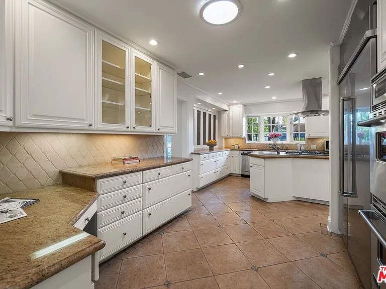 9023 Alto Cedro Dr — Photo 28