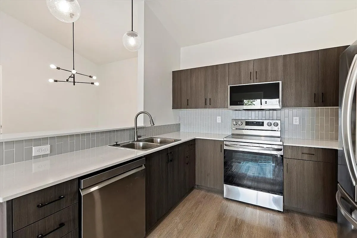 Hawk's Landing Apartments — Photo 2